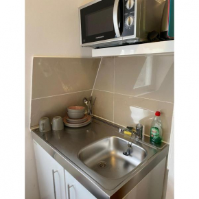 F405-Comfy Studio for 1 near Hyde Park